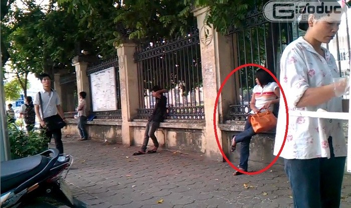 Phóng viên ngồi giữa đoạn đường đi bộ ngay cổng Đại học Quốc gia Hà Nội. >>>BẤM VÀO ĐÂY XEM: GÓC MÁY BÍ MẬT